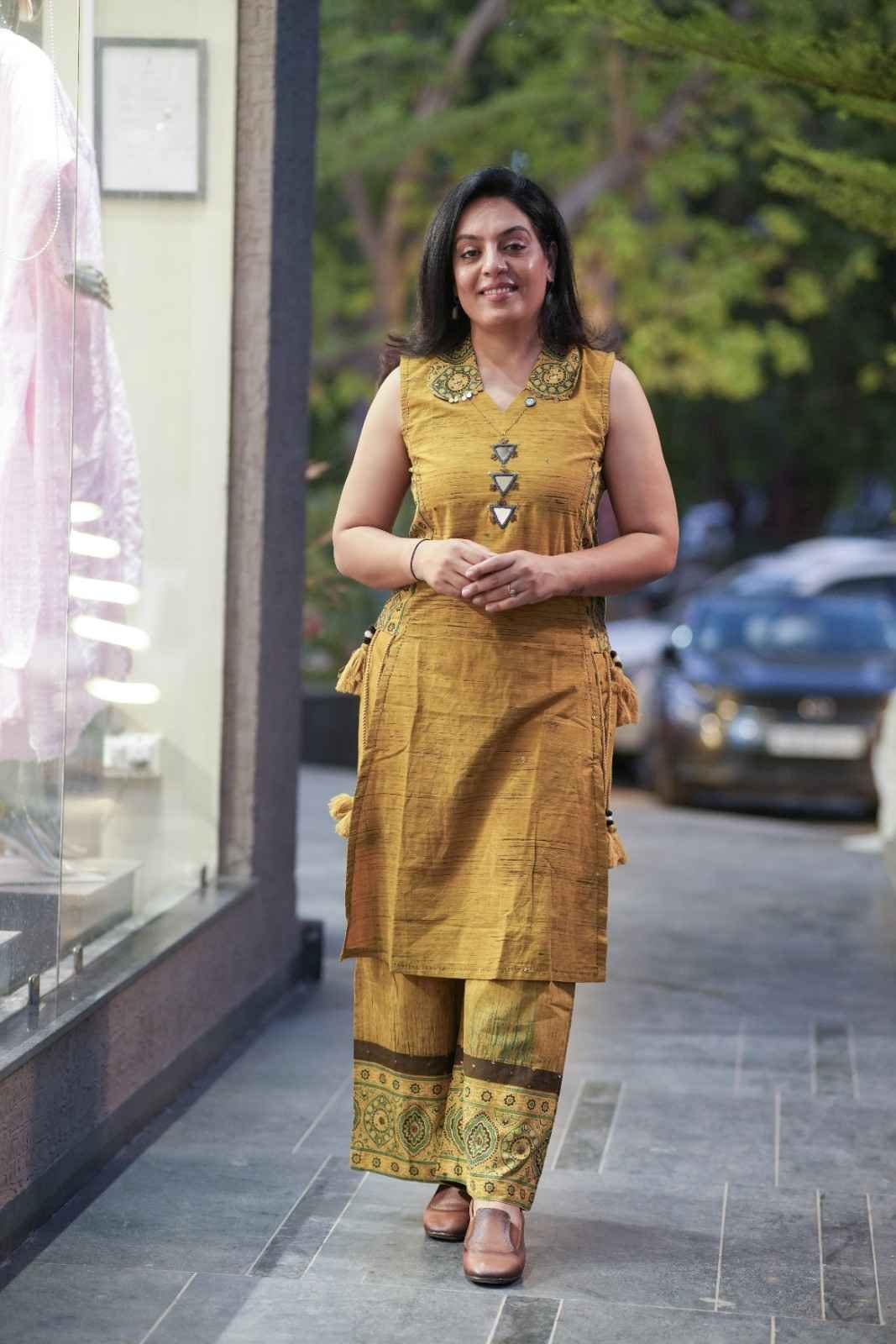 Kala Creation Beautiful Sleeveless Mirror Work Kurta With Matching Pant Set